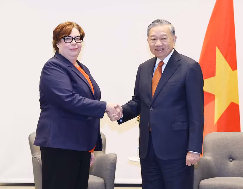 Le secrétaire général du Parti communiste du Vietnam, To Lam et Mme Tiina Sandberg, présidente du Parti communiste finlandais. Photo : VNA