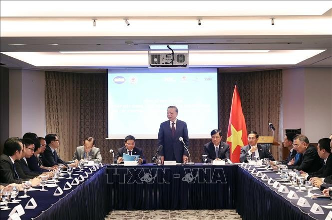 Le secrétaire général du Parti communiste du Vietnam Tô Lâm rencontré à Séoul les membres du Réseau vietnamien de l’innovation en République de Corée ainsi que des experts et entrepreneurs vietnamiens installés dans ce pays. Photo : VNA