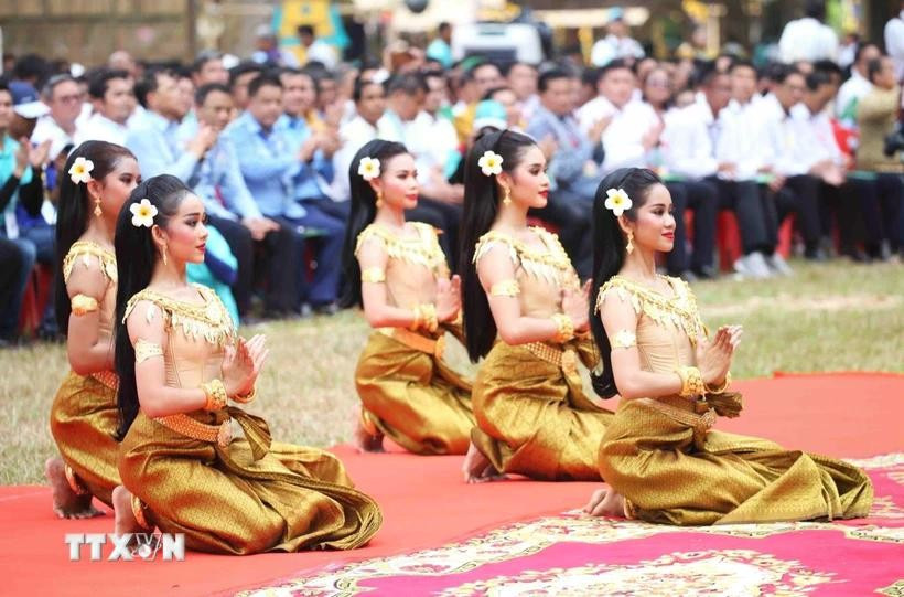 Une performance artistique pour accueillir la cérémonie d'ouverture de la série d'événements Angkor Sangkranta 2025. Photo : VNA