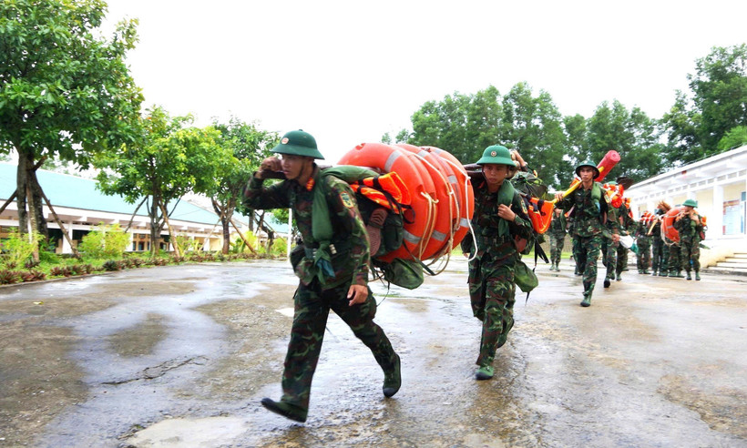 Les forces armées et de sécurité sont prêtes à soutenir les évacuations et les opérations de secours. Photo : VNA