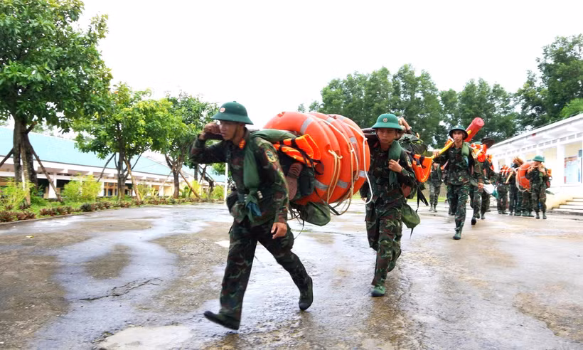 Les forces armées et de sécurité sont prêtes à soutenir les évacuations et les opérations de secours. Photo : VNA