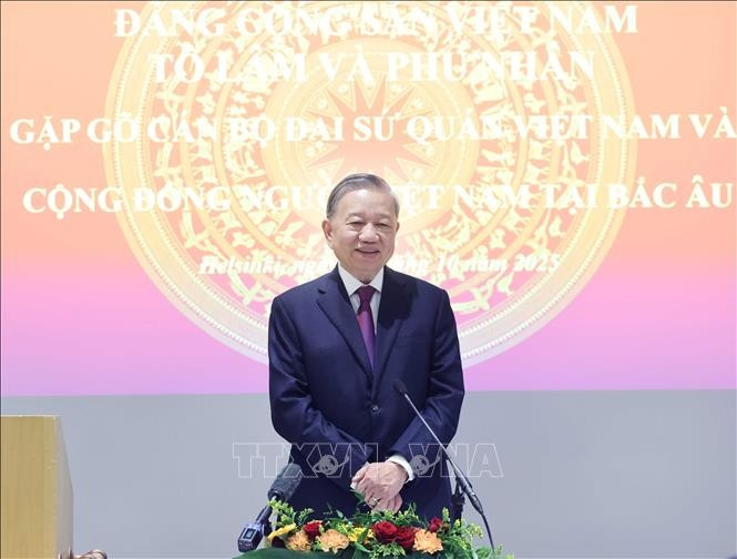 Le secrétaire général To Lam rencontre la communauté vietnamienne des pays nordiques. Photo : VNA