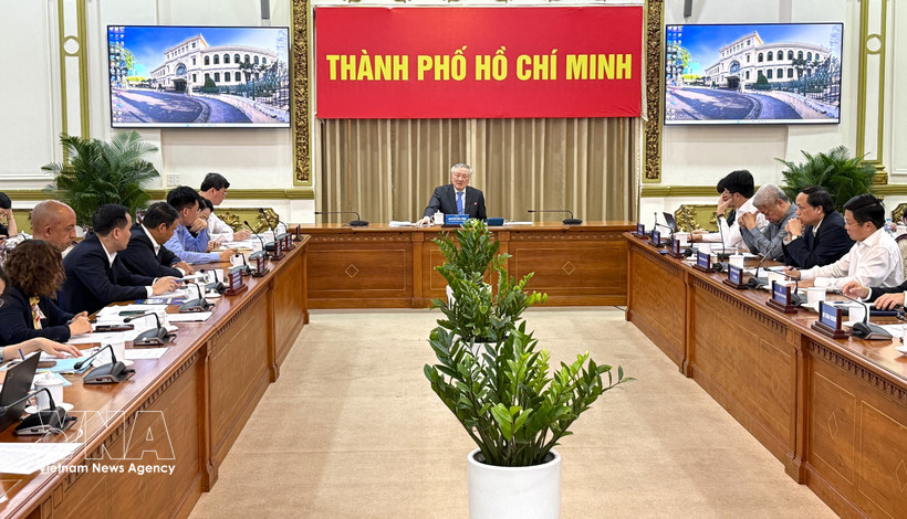 Le vice-Premier ministre permanent Nguyen Hoa Binh travaille avec des dirigeants de Ho Chi Minh-Ville et la ville de Da Nang. Photo : VNA