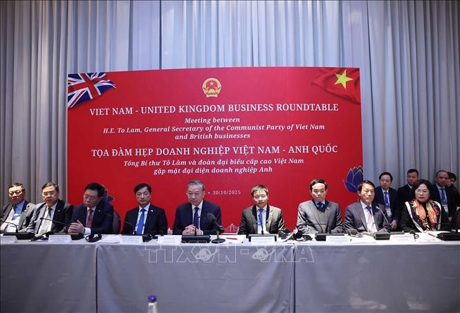 Le secrétaire général du Parti communiste du Vietnam, To Lam, a rencontré, le 30 octobre (heure locale) à Londres, des entreprises britanniques. Photo : VNA