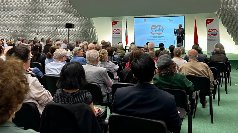 La cérémonie de célébration du 50e anniversaire de la réunification du Vietnam, le 29 avril 2025 au siège du Parti communiste français (PCF) à Paris. Photo : VNA
