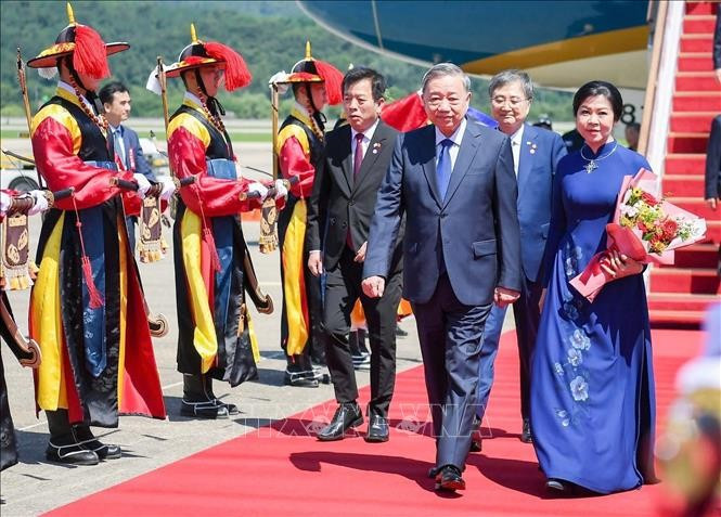 Le secrétaire général Tô Lâm et son épouse, accompagnés d’une délégation de haut niveau du Vietnam, effectuent une visite d’État en République de Corée. Photo : VNA