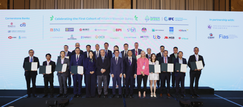 Des représentants des banques vietnamiennes prennent une photo avec le groupe des premières banques commerciales à l’Alliance pour les banques commerciales vertes. Photo : VNA