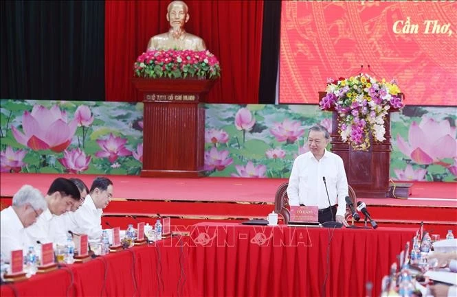 Le secrétaire général du Parti To Lam travaille avec les dirigeants de la ville de Can Tho et des provinces de Soc Trang et Hau Giang. Photo : VNA