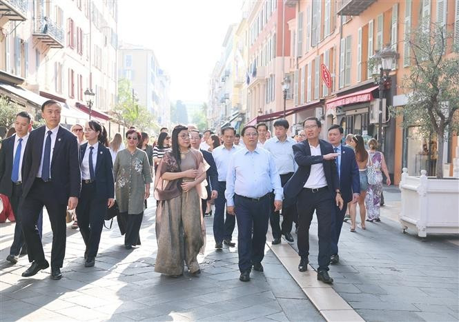 Le Premier ministre et son épouse ont visité le Vieux Nice. Photo : VNA