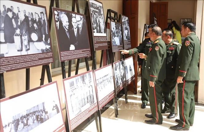 Les représentants du ministère vietnamien de la Défense à l'exposition. Photo : VNA