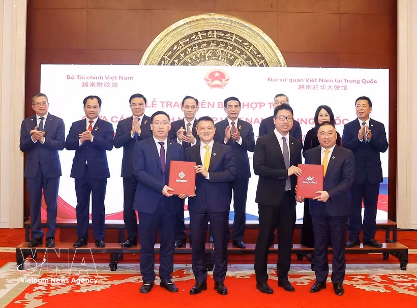 Cérémonie de signature d'accords de coopération entre entreprises vietnamiennes et chinoises. Photo : VNA