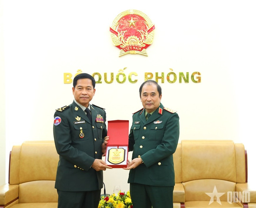 Le général de corps d’armée Phung Si Tan (droite), chef adjoint de l’État-major général de l’Armée populaire du Vietnam et le général Phorn Nara, secrétaire général du Comité national cambodgien des armes chimiques. Photo : VNA