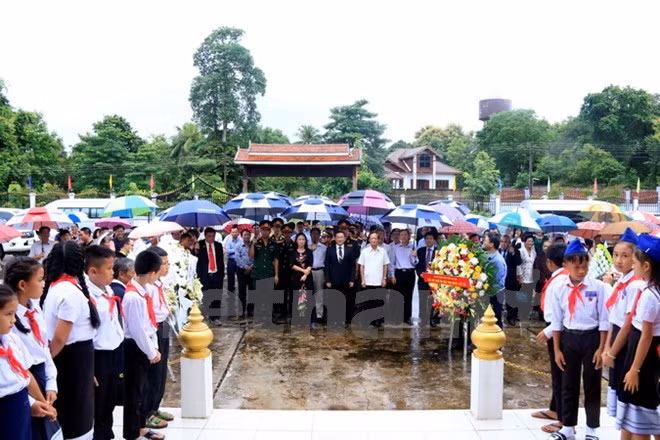 Hommage aux invalides de guerre et aux morts pour la Patrie au Laos et en Allemagne ảnh 1 Hommage aux invalides de guerre et aux morts pour la Patrie au Laos et en Allemagne ảnh 1