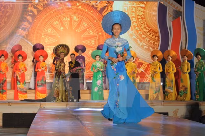 La beauté du « Ao dai » dans un magazine argentin ảnh 1
