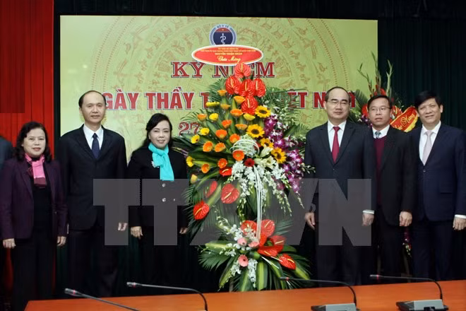 Des dirigeants félicitent les médecins vietnamiens ảnh 1