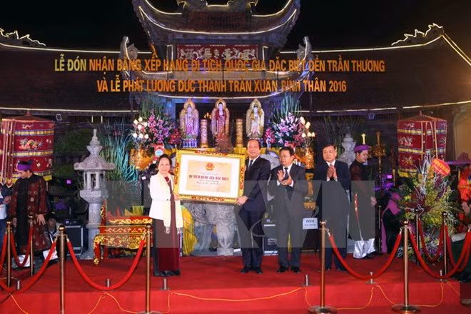 La vice-présidente remet le certificat couronnant le temple Trân Thuong ảnh 1