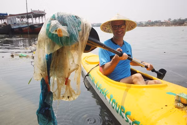 Les touristes jouent les nettoyeurs à Hôi An ảnh 1