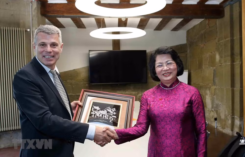 Des activités de la vice-présidente Dang Thi Ngoc Thinh en Suisse ảnh 1