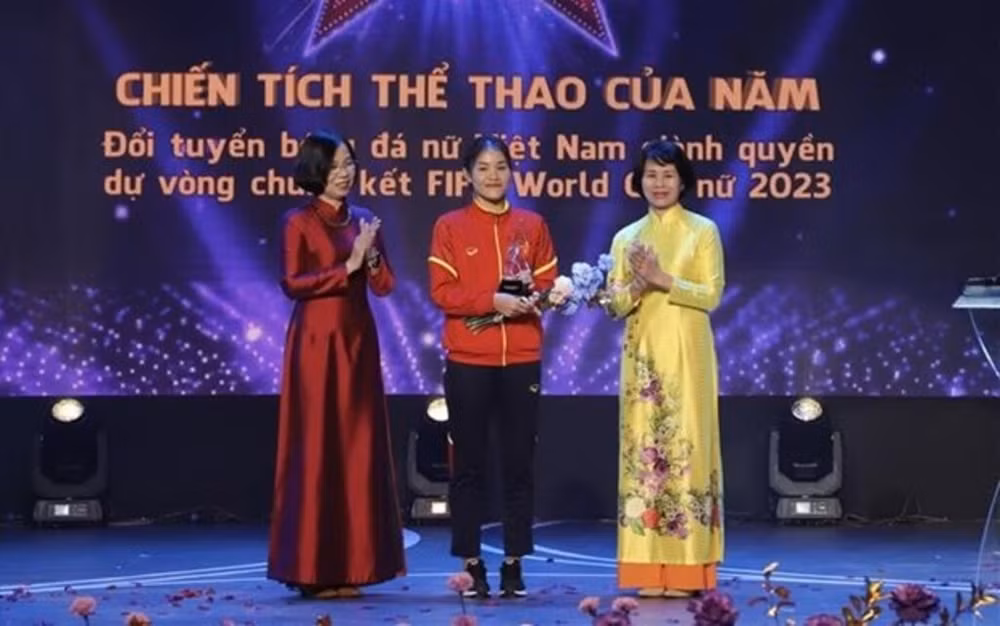 Prix Cống hiến 2023 : Hoàng Thùy Linh reine de la soirée ảnh 1