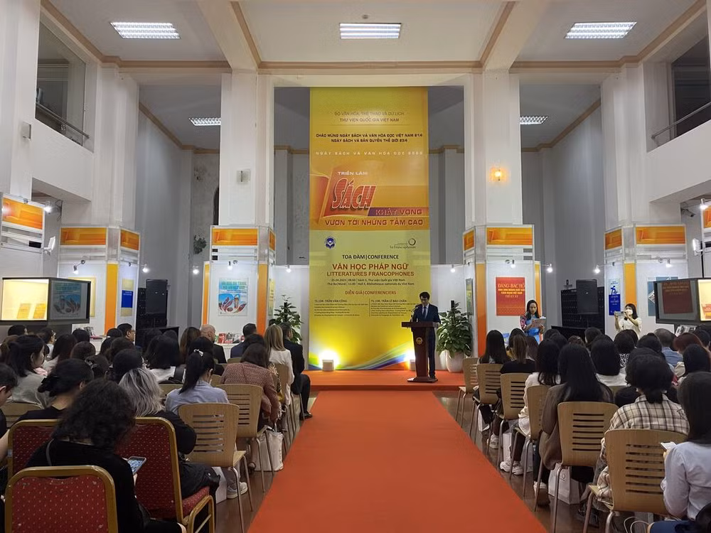Conférence sur les littératures francophones à Hanoï ảnh 1