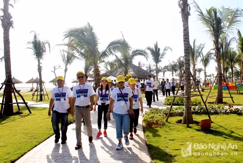 Une délégation de Famtrip du Laos explore le tourisme à Nghê An ảnh 1