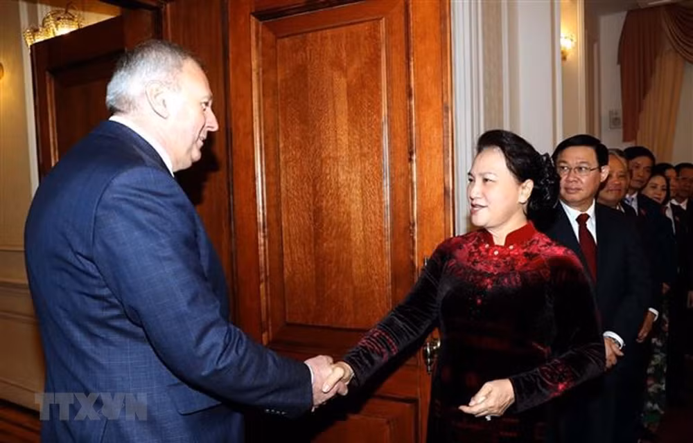 Entrevue entre la présidente de l’AN du Vietnam et le Premier ministre biélorusse ảnh 1