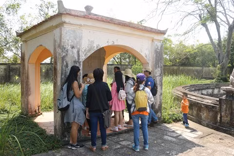 À la découverte du mausolée royal de la lignée familiale de Pham Dang Hung ảnh 2