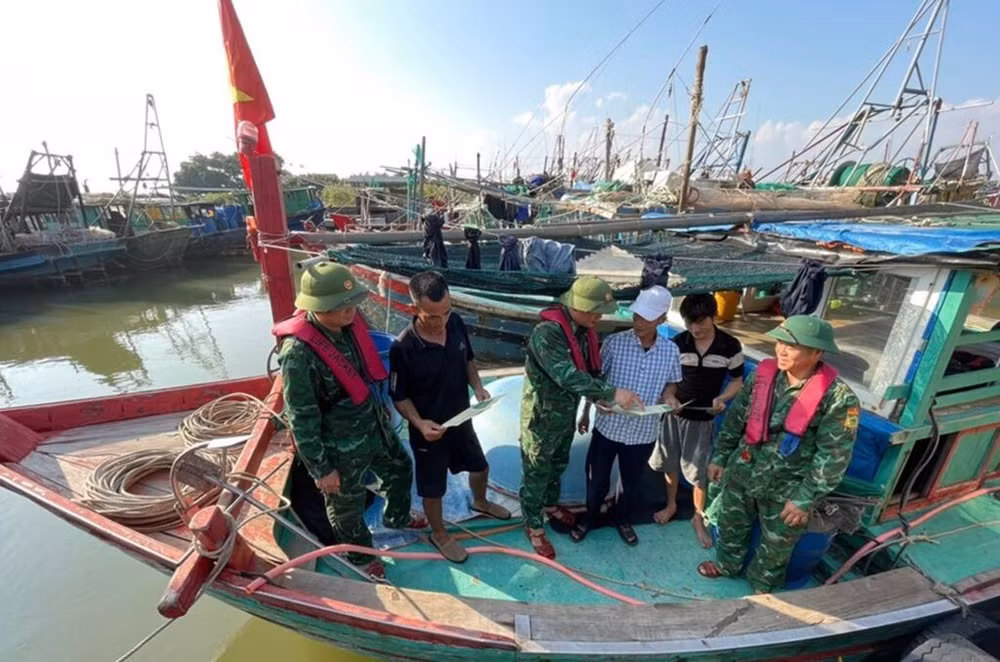 Les garde-frontières prennent des mesures pour empêcher la pêche INN ảnh 2