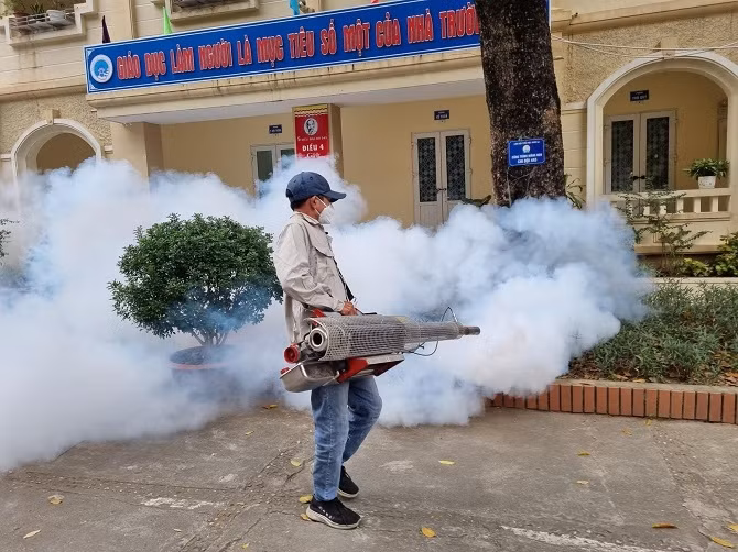 Hanoï recommande aux gens de rester vigilants face à la dengue ảnh 1