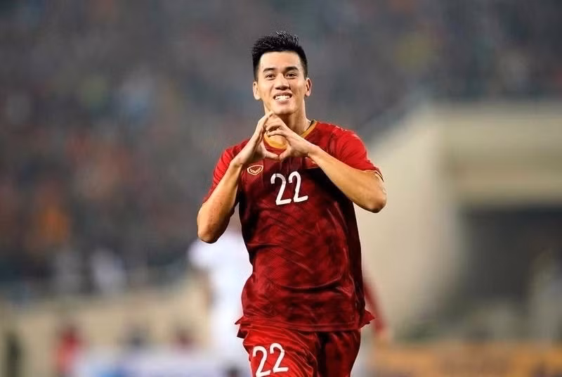Football : Tiên Linh parmi les candidats pour le meilleur joueur d’Asie ảnh 1