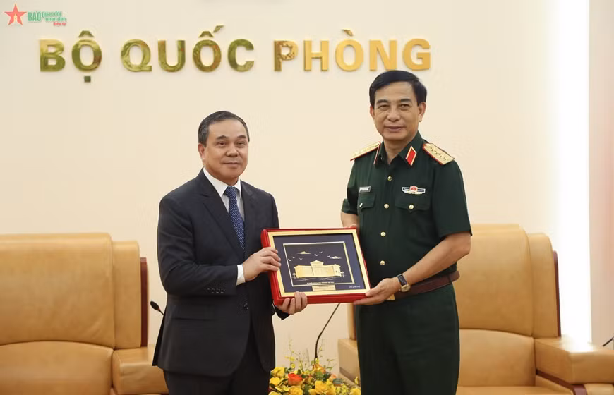 Le ministre de la Défense reçoit l'ambassadeur du Laos au Vietnam ảnh 1