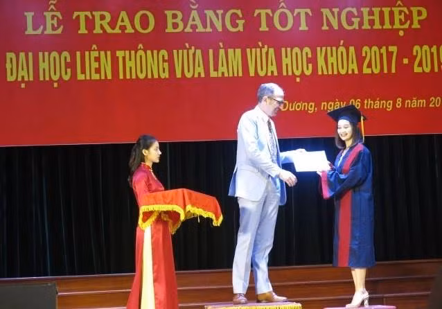 Activités thérapeutiques : remise de diplôme universitaire à Hai Duong ảnh 1 Activités thérapeutiques : remise de diplôme universitaire à Hai Duong ảnh 1