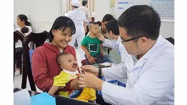 Des chirurgies gratuites pour les enfants souffrant de fente palatine ou de becs de lièvres ảnh 1