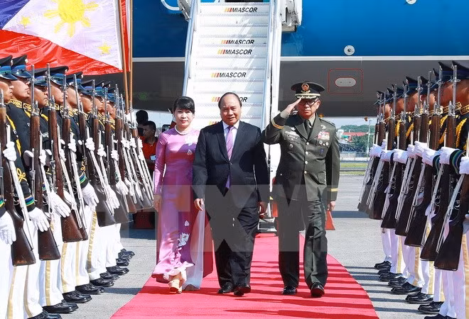 Le PM Nguyên Xuân Phuc arrive aux Philippines pour le 30ème sommet de l’ASEAN ảnh 1