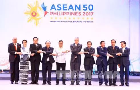 Le PM Nguyen Xuan Phuc participe au 30e Sommet de l'ASEAN aux Philippines ảnh 1