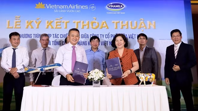 Coopération stratégique entre Vietnam Airlines et Vinamilk ảnh 1