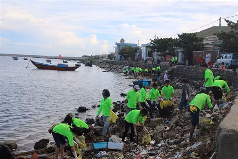 Quand les touristes se muent en éboueurs sur l’île de Ly Son ảnh 1