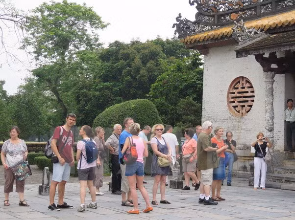 De nombreux touristes affluent à Hue à l'occasion du Nouvel An 2016 ảnh 1 De nombreux touristes affluent à Hue à l'occasion du Nouvel An 2016 ảnh 1