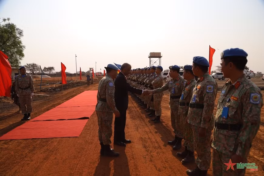 Le secrétaire général adjoint de l'ONU rencontre l'unité de génie militaire N°1 du Vietnam à Abyei ảnh 1 Le secrétaire général adjoint de l'ONU rencontre l'unité de génie militaire N°1 du Vietnam à Abyei ảnh 1