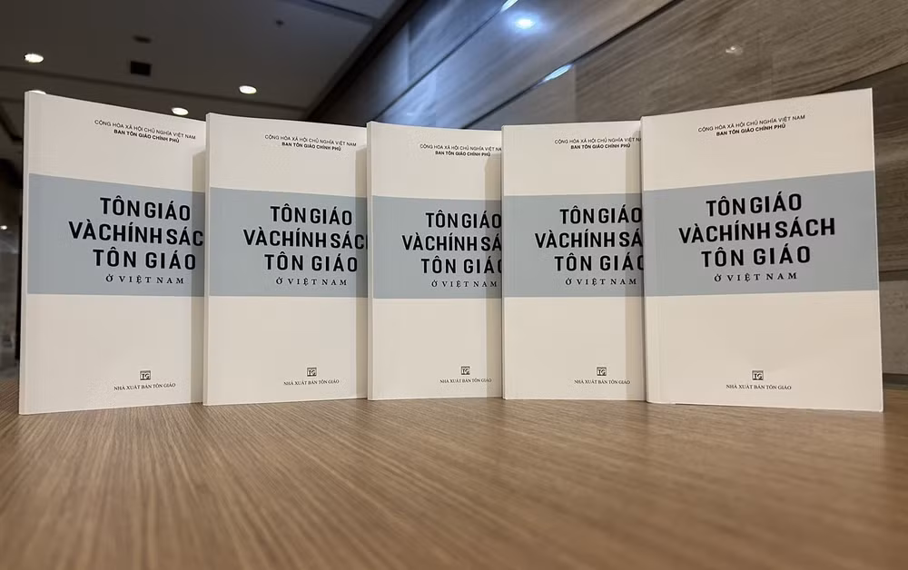 Publication du Livre blanc sur les religions et les politiques religieuses au Vietnam ảnh 1