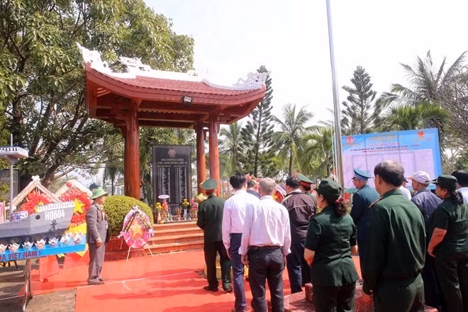 Da Nang : cérémonie pour rendre hommage aux héros morts sur l'île de Gac Ma ảnh 2