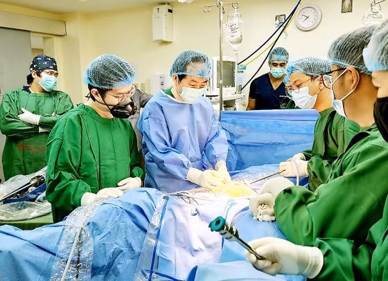 Le Vietnam transfère des techniques de chirurgie robotique aux Philippines ảnh 1