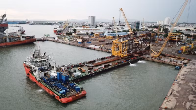 Vietsovpetro met à flot deux base de la plate-forme pétrolière du gisement de Rong ảnh 1 Vietsovpetro met à flot deux base de la plate-forme pétrolière du gisement de Rong ảnh 1