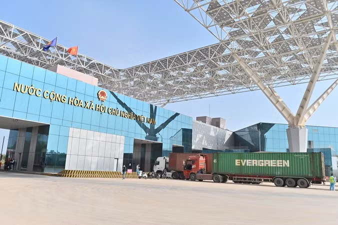 Mong Cai et Dongxing discutent de la reprise rapide du dédouanement au poste frontalier ảnh 1