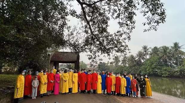 Des diplomates étrangers découvrent l’ambiance du Têt à Duong Lam ảnh 1