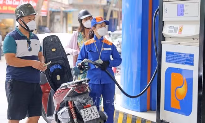 Les prix de l'essence réduisent de plus de 3.000 dôngs le litre ảnh 1 Les prix de l'essence réduisent de plus de 3.000 dôngs le litre ảnh 1