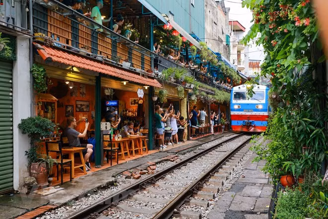Rue du train à Hanoï: les permis d'exploitation des cafés sont retirés ảnh 1