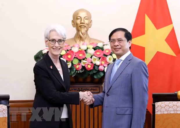 Le ministre des Affaires étrangères reçoit la sous-secrétaire d'État américaine Wendy Sherman ảnh 1