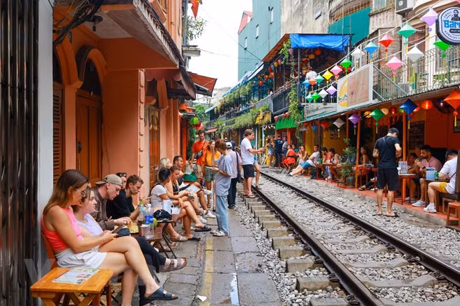 Rue du train à Hanoï: les permis d'exploitation des cafés sont retirés ảnh 2