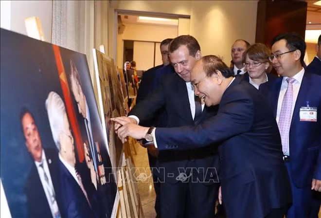 Nguyên Xuân Phuc et Dmitry Medvedev visitent l’exposition de photos sur les liens Vietnam-Russie ảnh 1